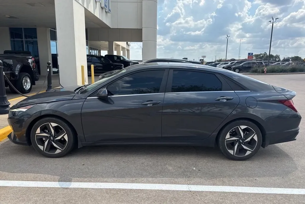 2022 Hyundai Elantra SEL photo 1