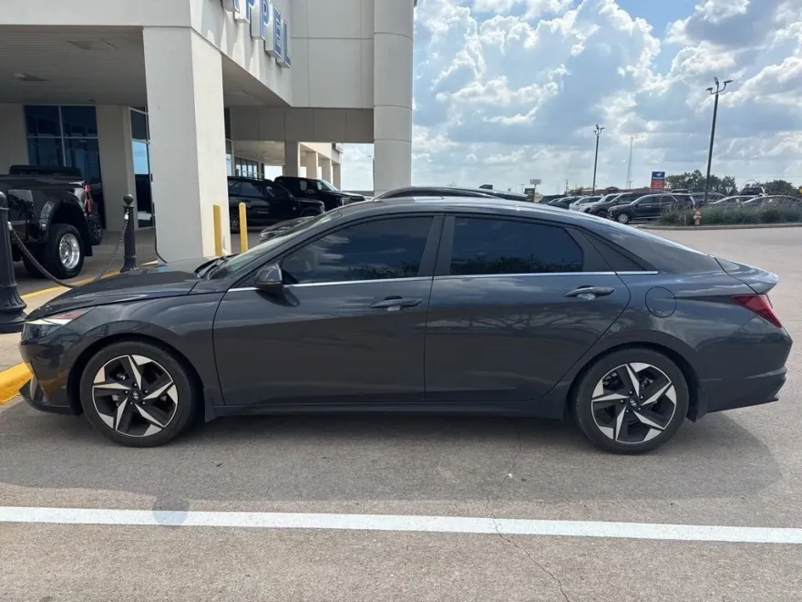 2022 Hyundai Elantra SEL photo 1