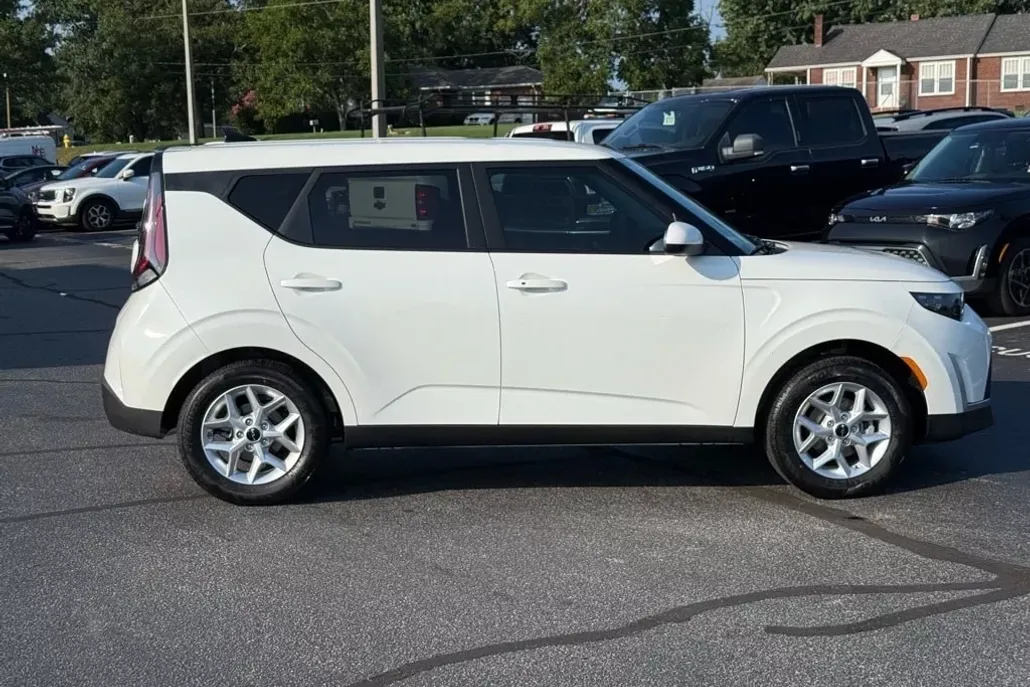 2025 Kia Soul LX photo 1