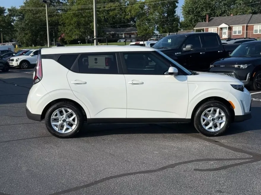 2025 Kia Soul LX photo 1
