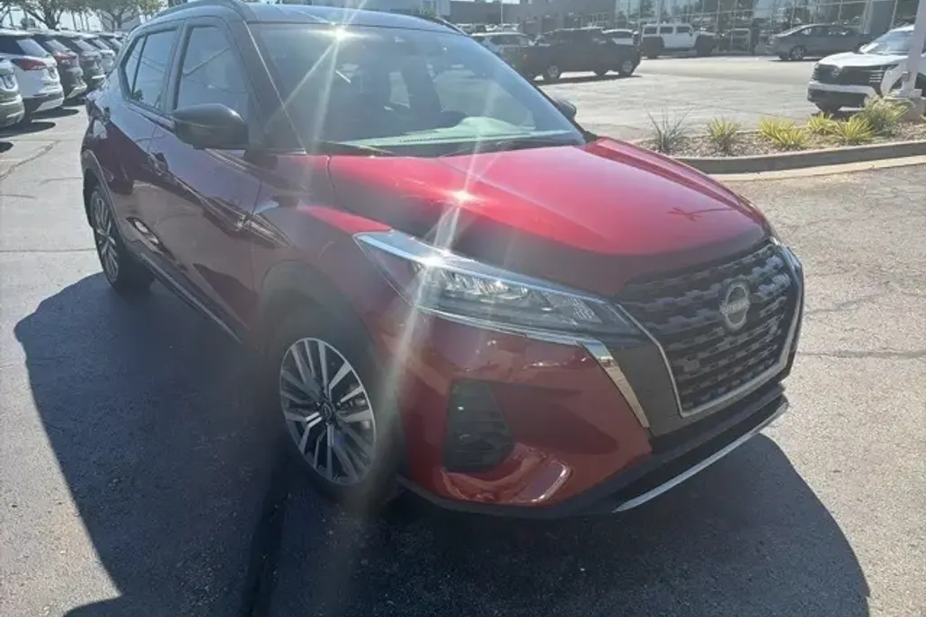 2024 Nissan Kicks SR photo 1