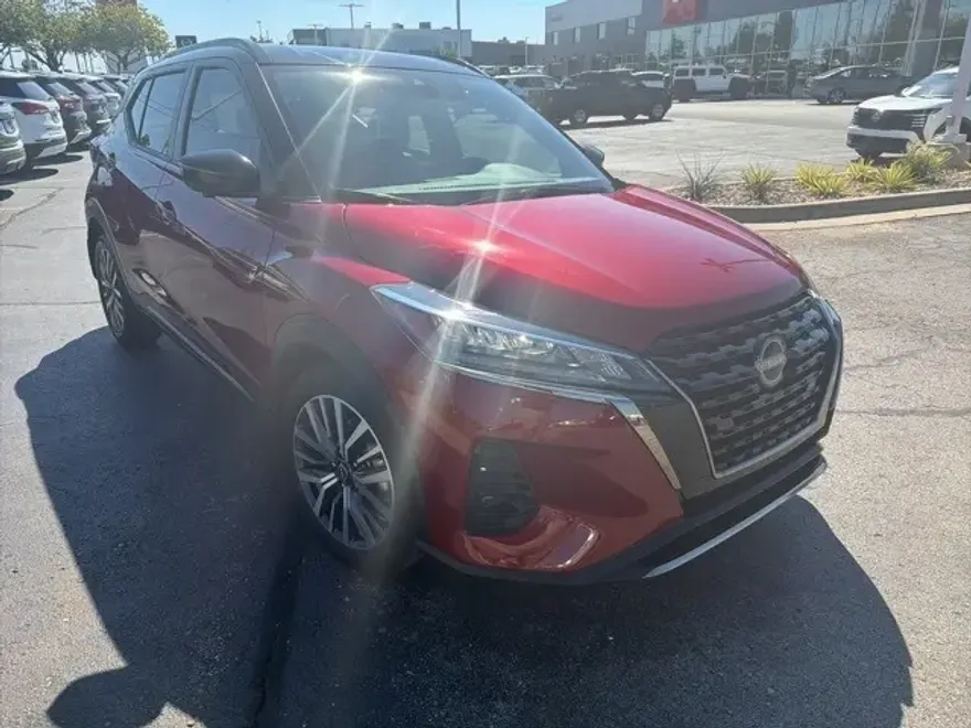 2024 Nissan Kicks SR photo 1