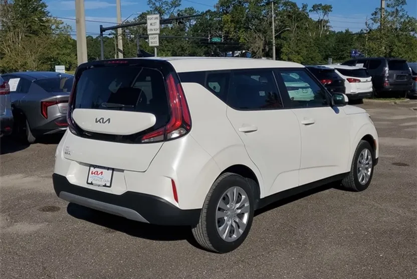 2023 Kia Soul LX photo 1