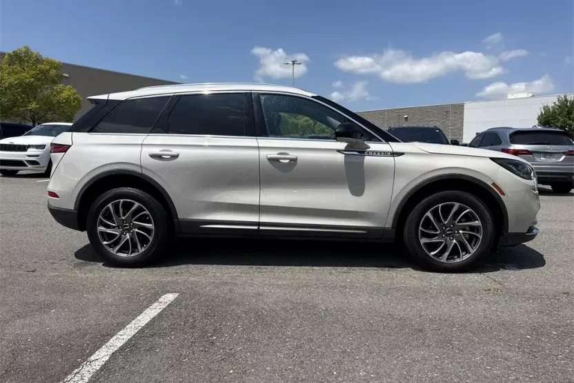 2022 Lincoln Corsair Standard photo 1