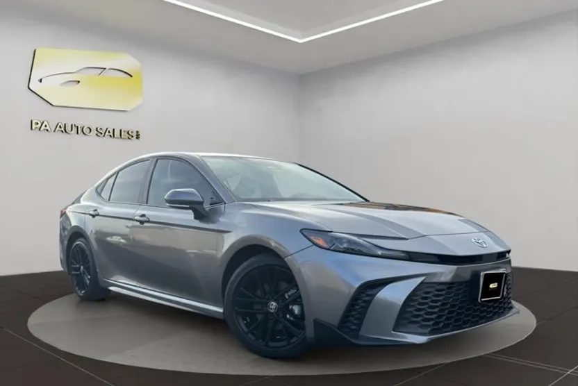 2025 Toyota Camry SE photo 1