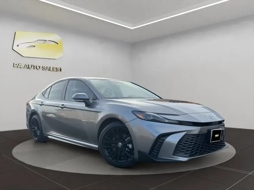 2025 Toyota Camry SE photo 1