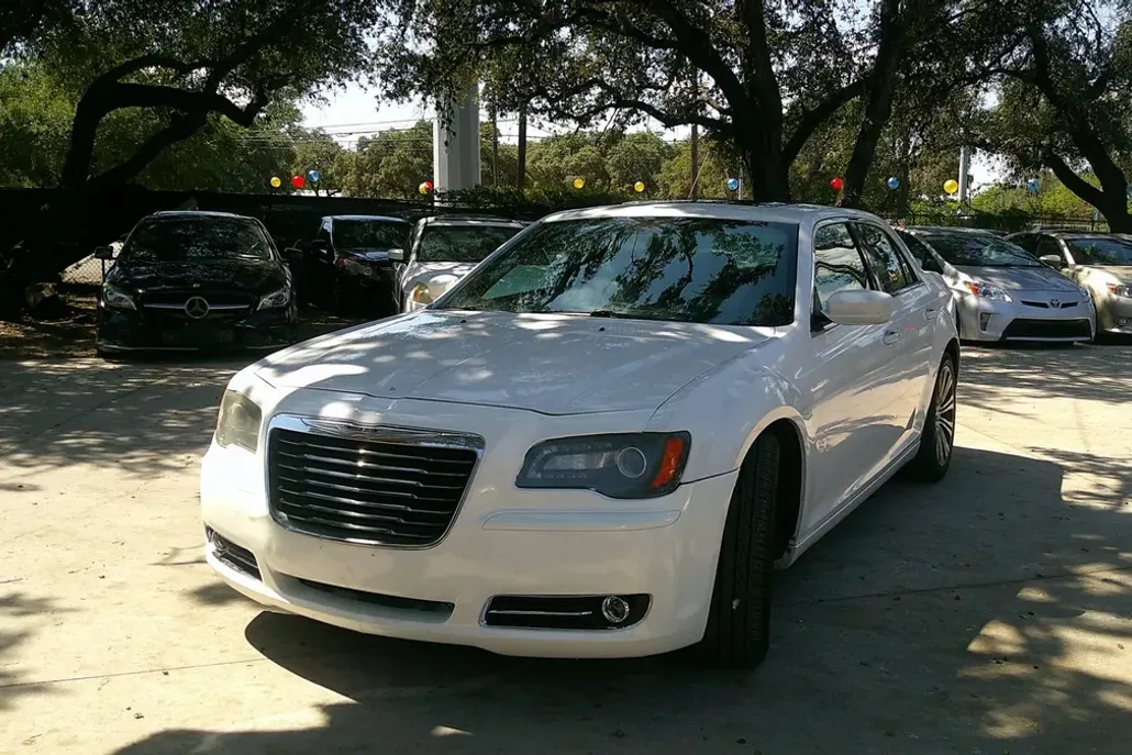 2014 Chrysler 300 photo 1