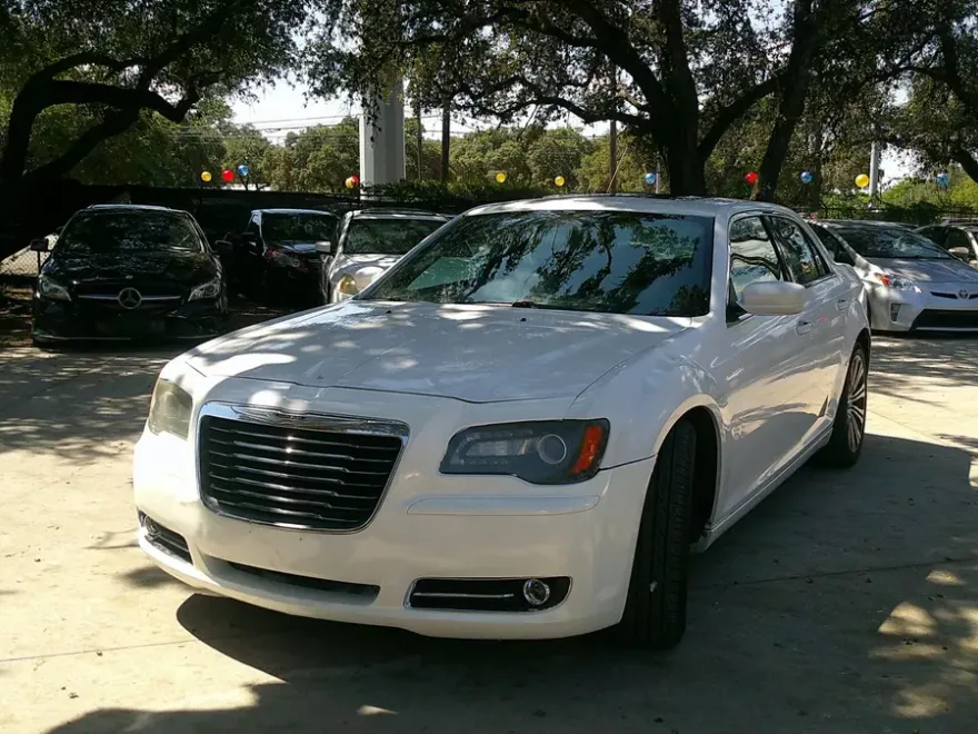2014 Chrysler 300 photo 1