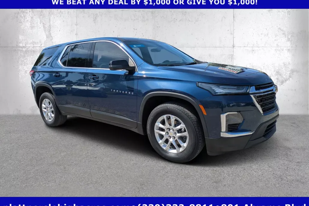 2023 Chevrolet Traverse LS photo 1