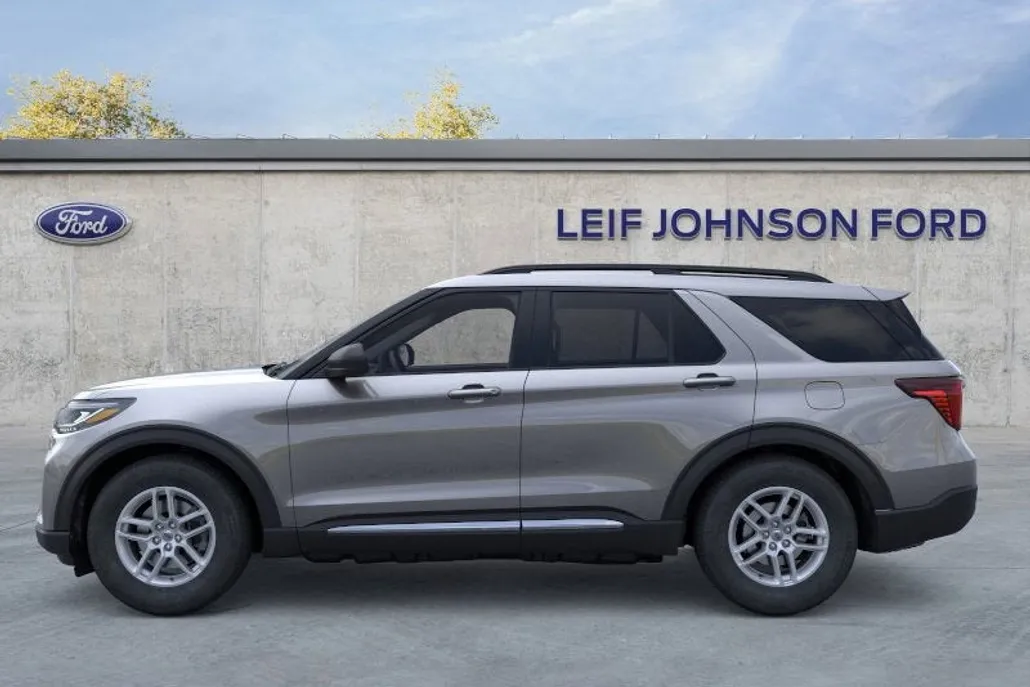 2025 Ford Explorer photo 1