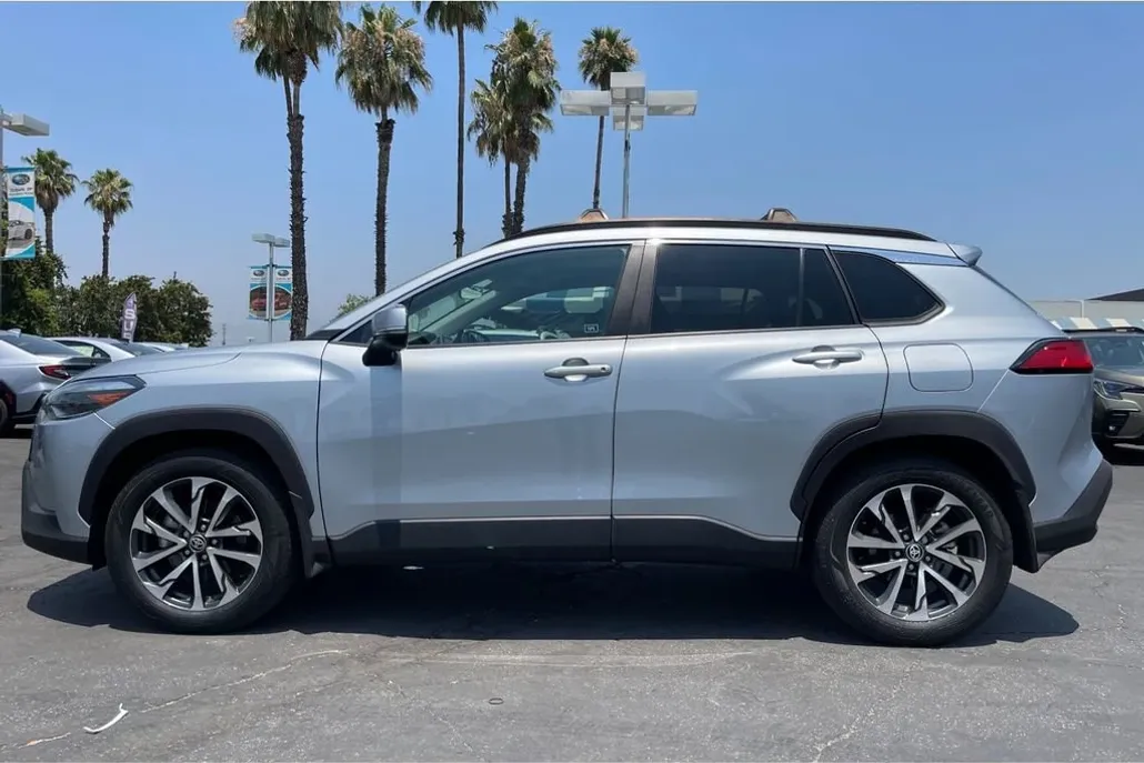 2022 Toyota Corolla Cross XLE photo 1