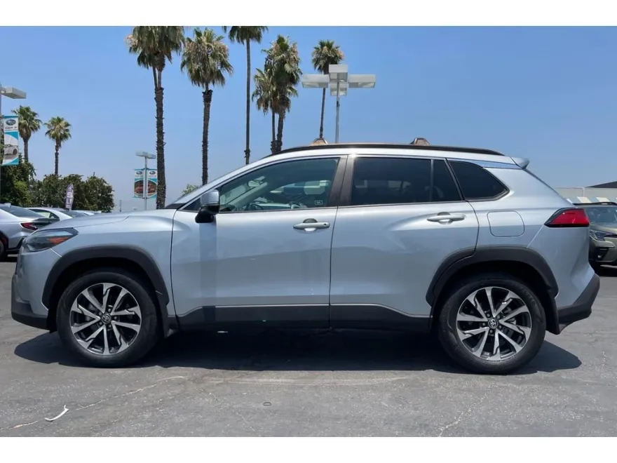 2022 Toyota Corolla Cross XLE photo 1