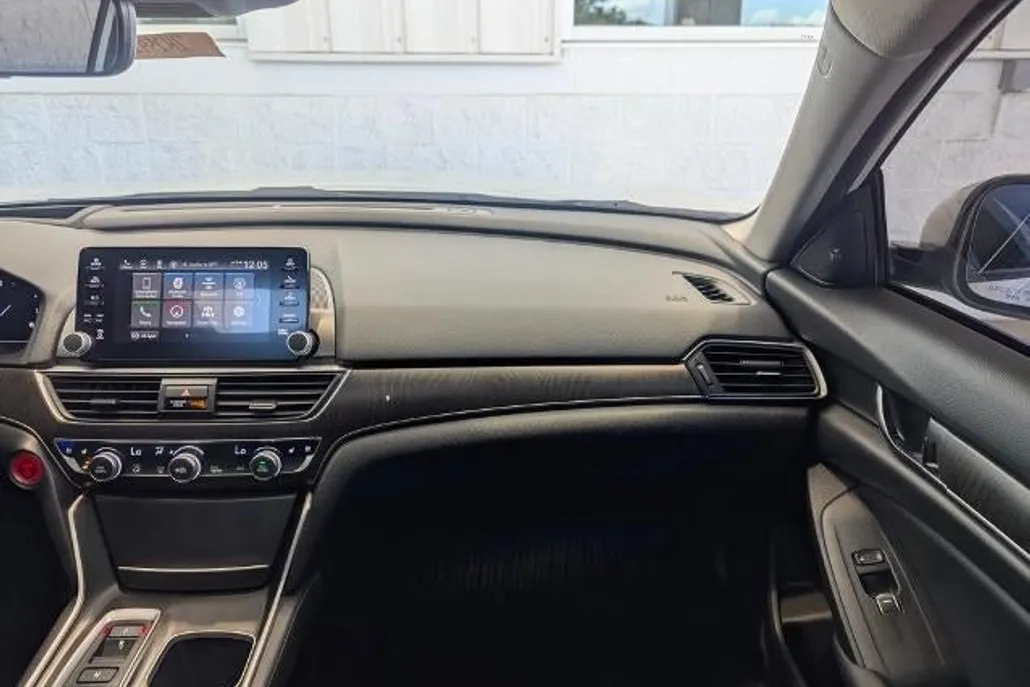 2019 Honda Accord Hybrid Touring photo 1