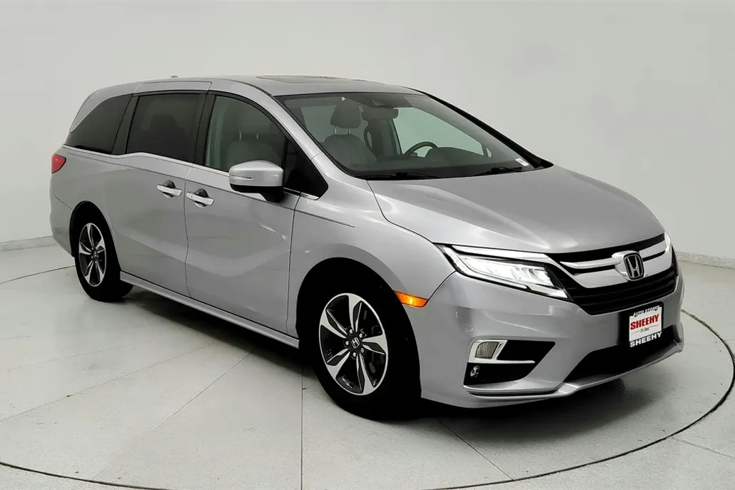 2019 Honda Odyssey Touring photo 1