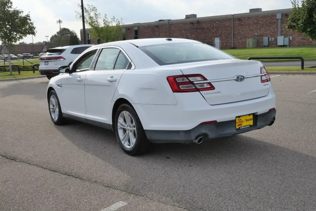 2017 Ford Taurus SE photo 1