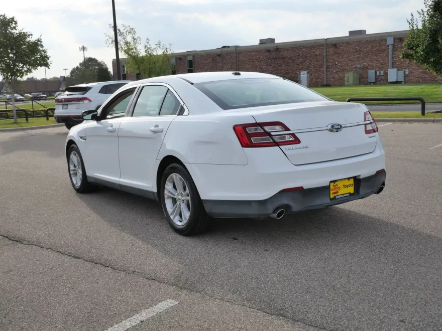 2017 Ford Taurus SE photo 1