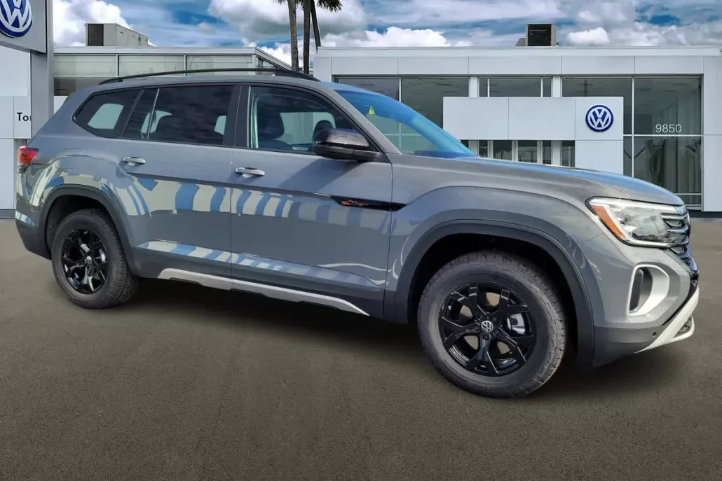 2025 Volkswagen Atlas Peak Edition SE photo 1