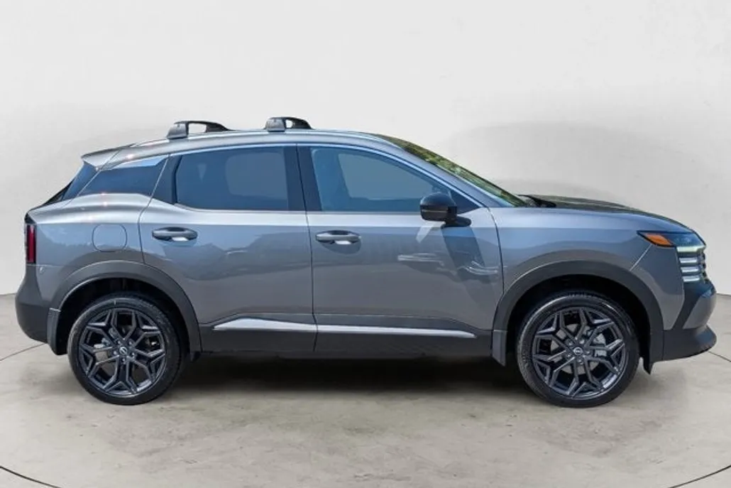 2026 Nissan Kicks SR photo 1