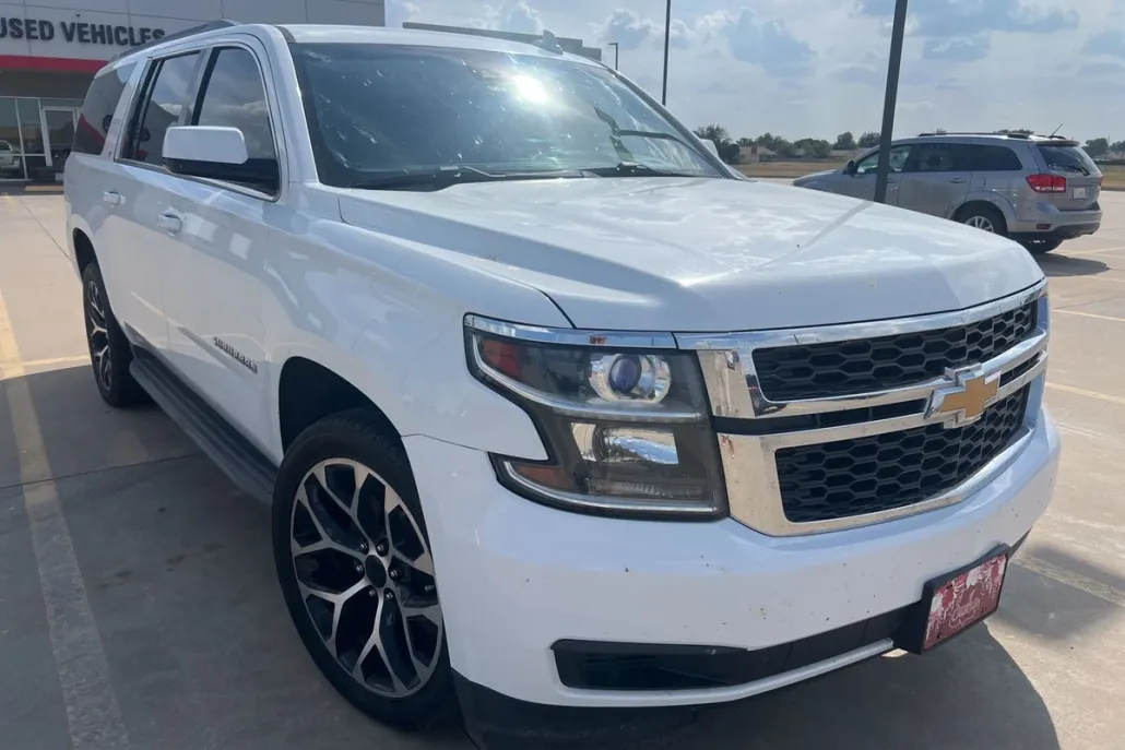 2016 Chevrolet Suburban LT photo 1