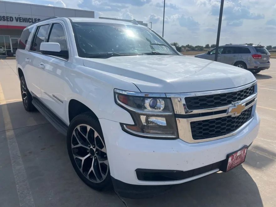 2016 Chevrolet Suburban LT photo 1