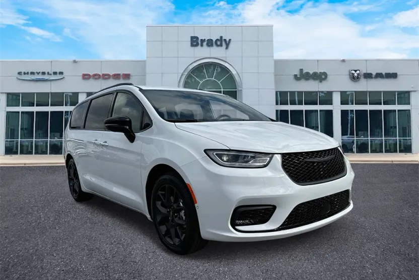 2024 Chrysler Pacifica Touring L photo 1