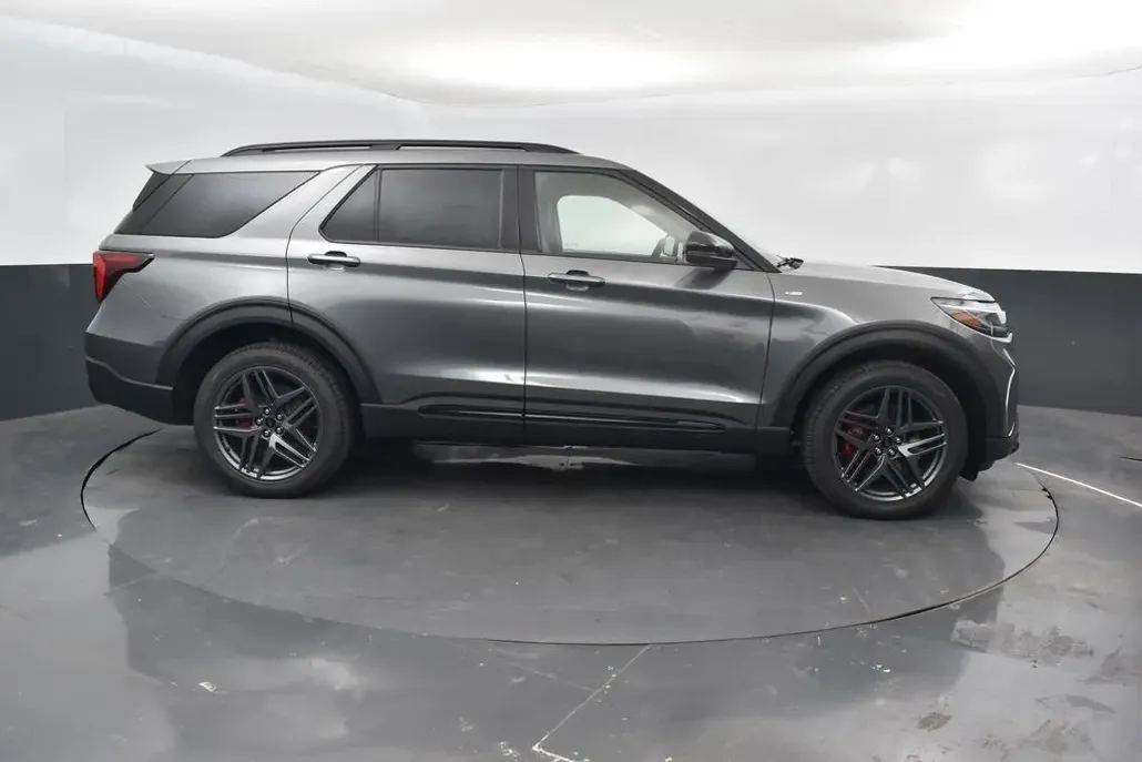2025 Ford Explorer ST-Line photo 1