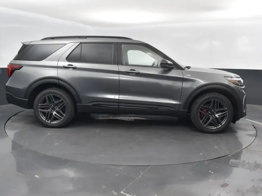 2025 Ford Explorer ST-Line photo 1