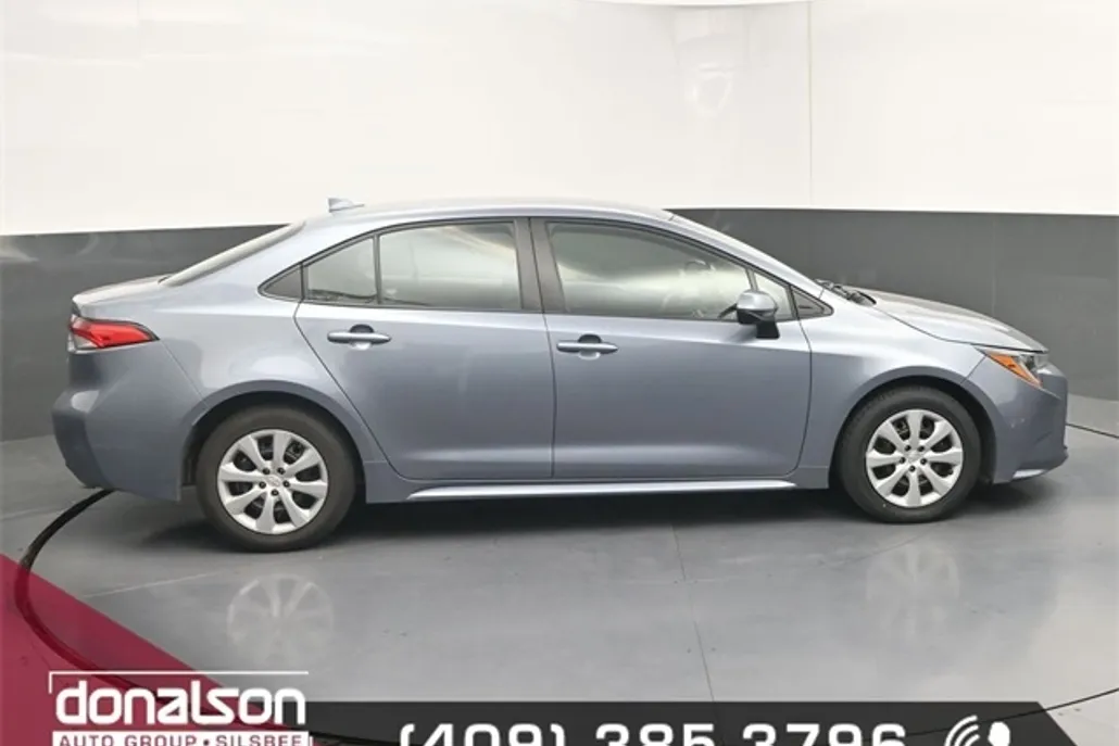 2023 Toyota Corolla LE photo 1