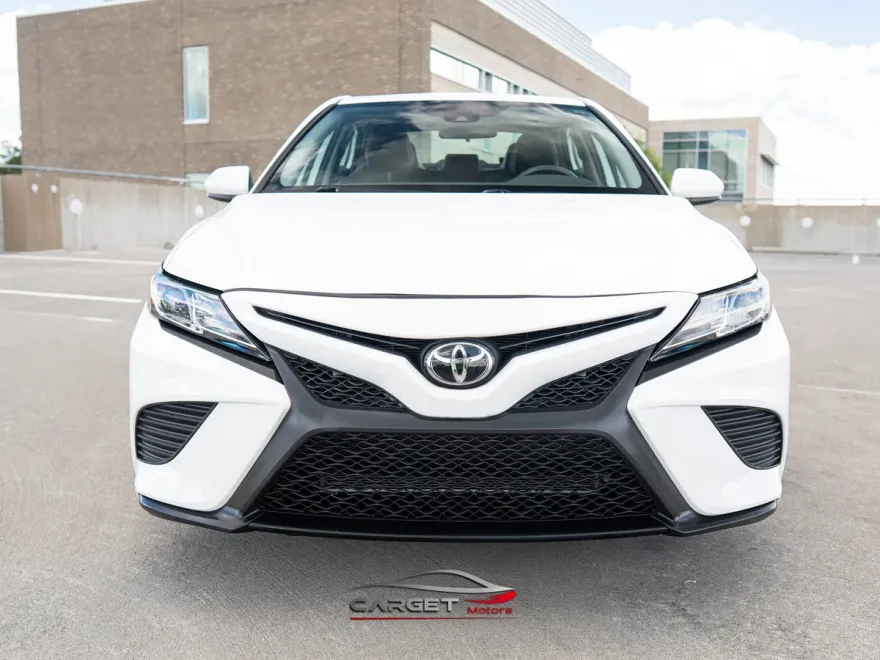 2020 Toyota Camry SE photo 1