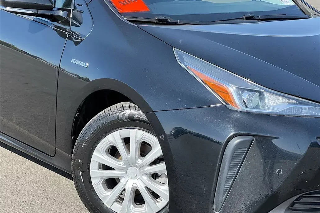 2020 Toyota Prius LE photo 1