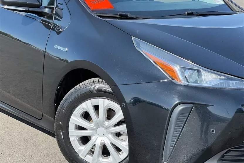 2020 Toyota Prius LE photo 1