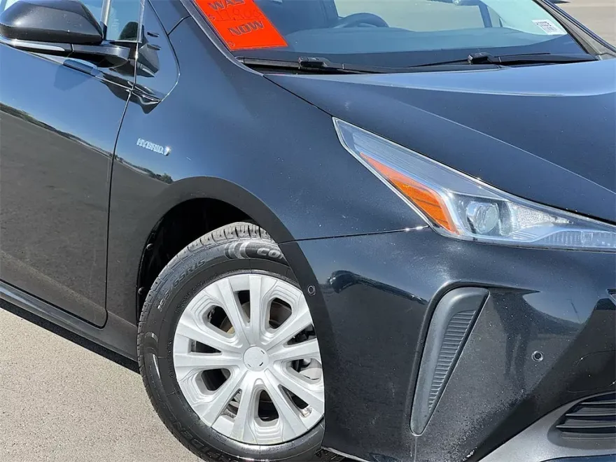 2020 Toyota Prius LE photo 1