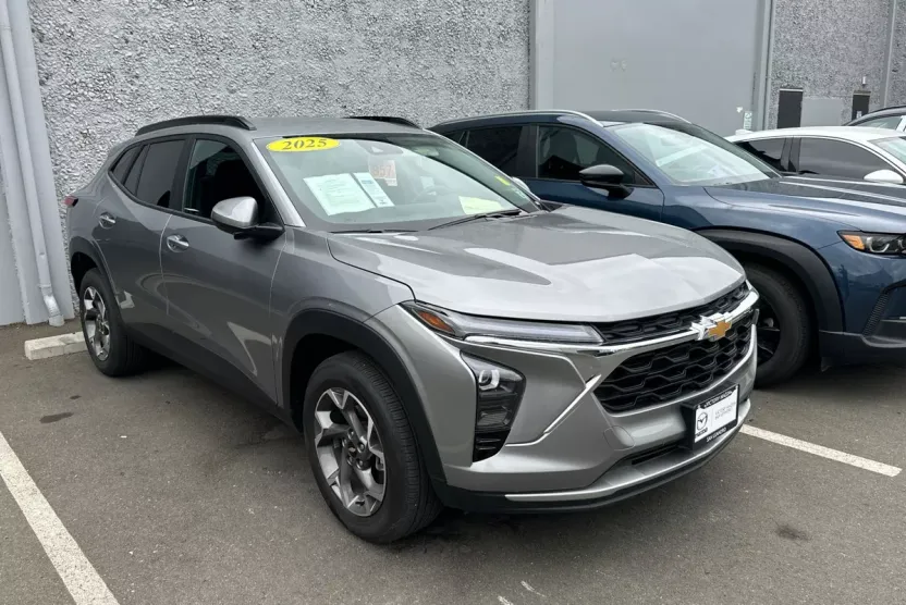 2025 Chevrolet Trax LT photo 1