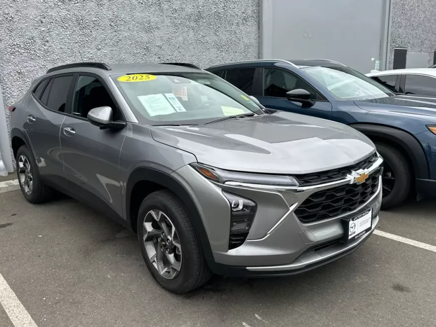 2025 Chevrolet Trax LT photo 1