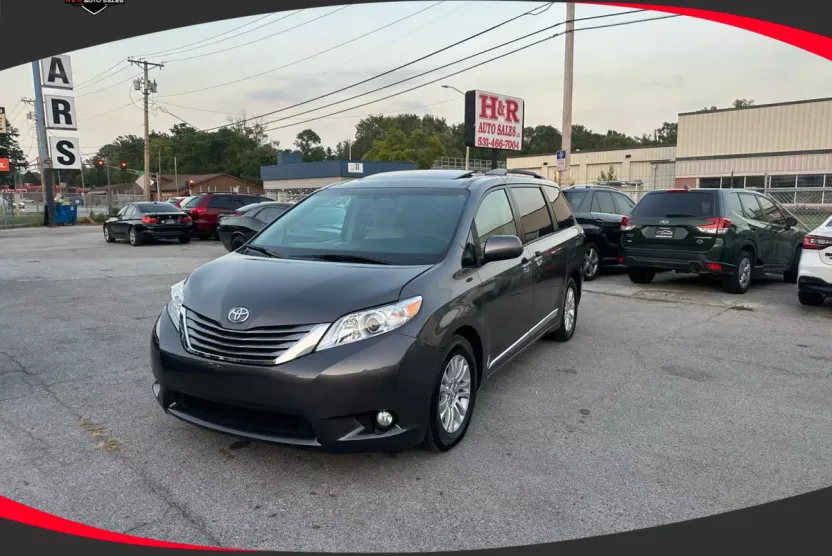 2017 Toyota Sienna Limited XLE Premium photo 1