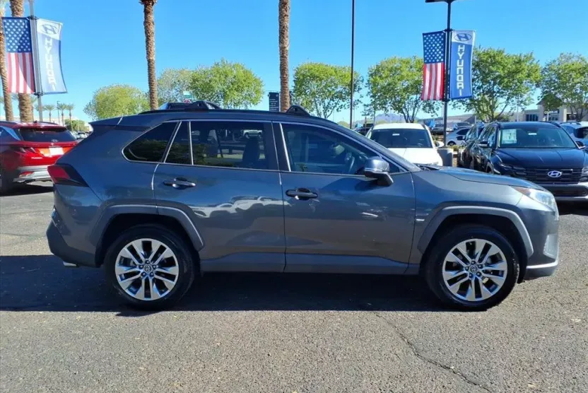 2019 Toyota RAV4 XLE Premium photo 1