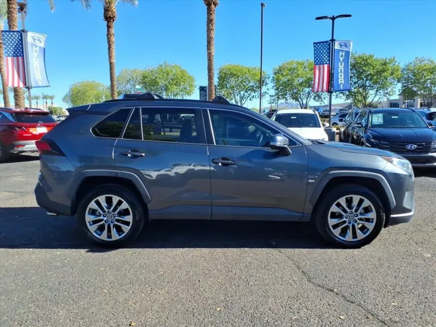 2019 Toyota RAV4 XLE Premium photo 1