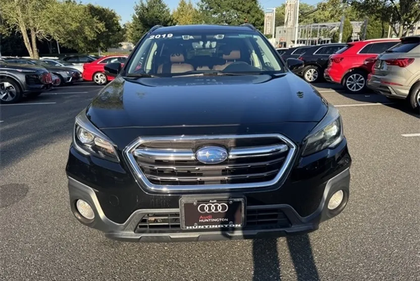 2019 Subaru Outback Touring photo 1