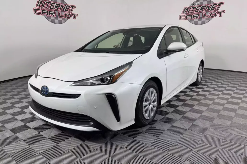 2022 Toyota Prius LE photo 1