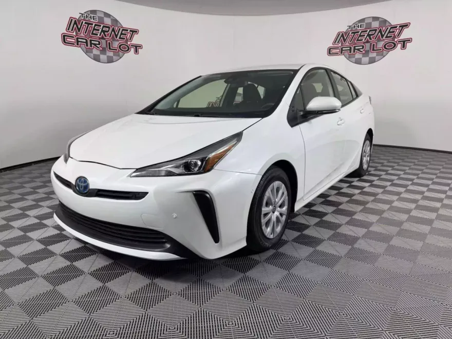2022 Toyota Prius LE photo 1