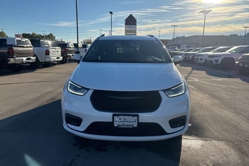 2023 Chrysler Pacifica Touring L photo 1
