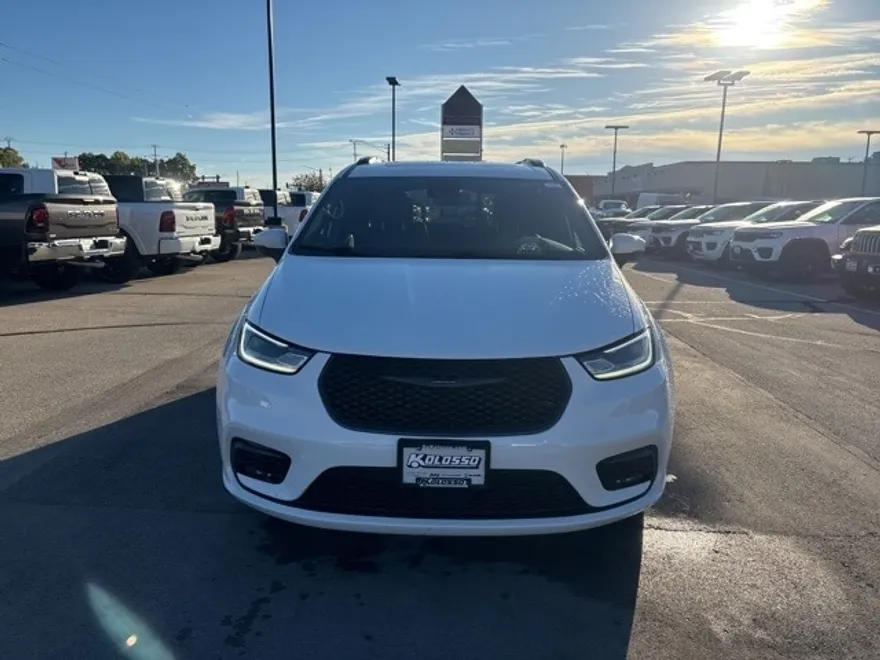 2023 Chrysler Pacifica Touring L photo 1