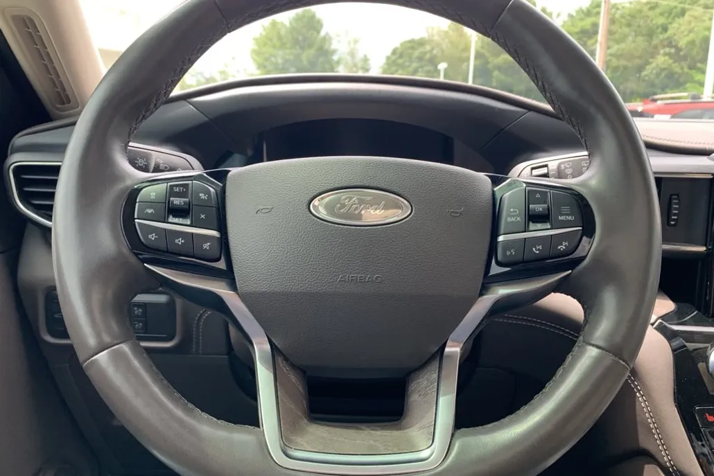 2022 Ford Explorer Platinum photo 1