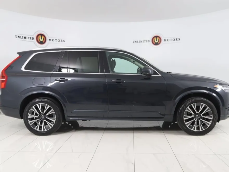 2021 Volvo XC90 Momentum photo 1