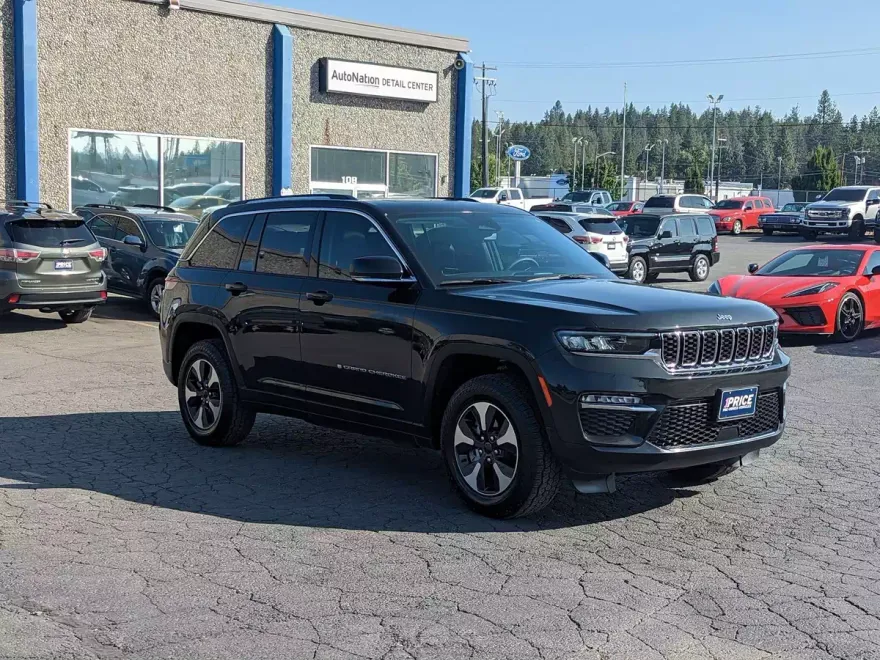 2023 Jeep Cherokee Base photo 1