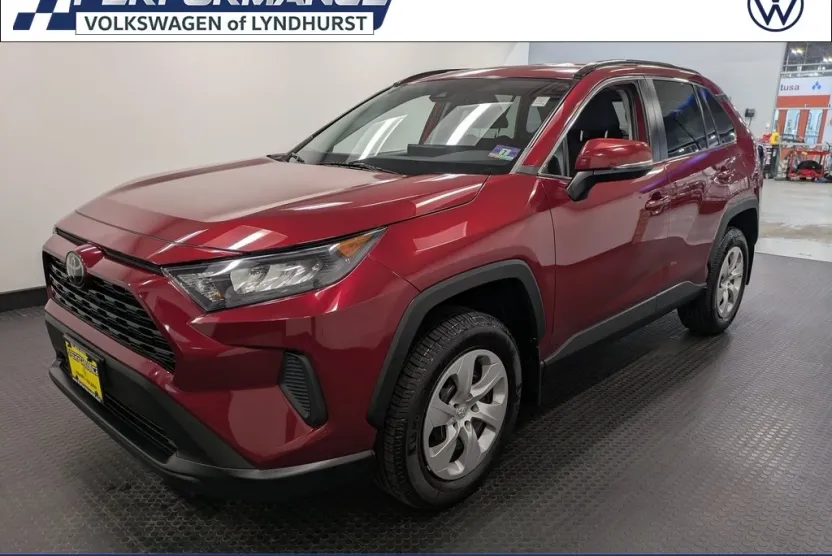 2019 Toyota RAV4 LE photo 1