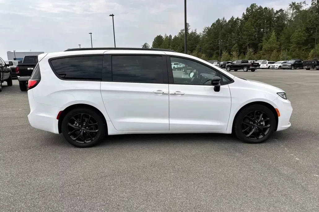 2024 Chrysler Pacifica Touring L photo 1