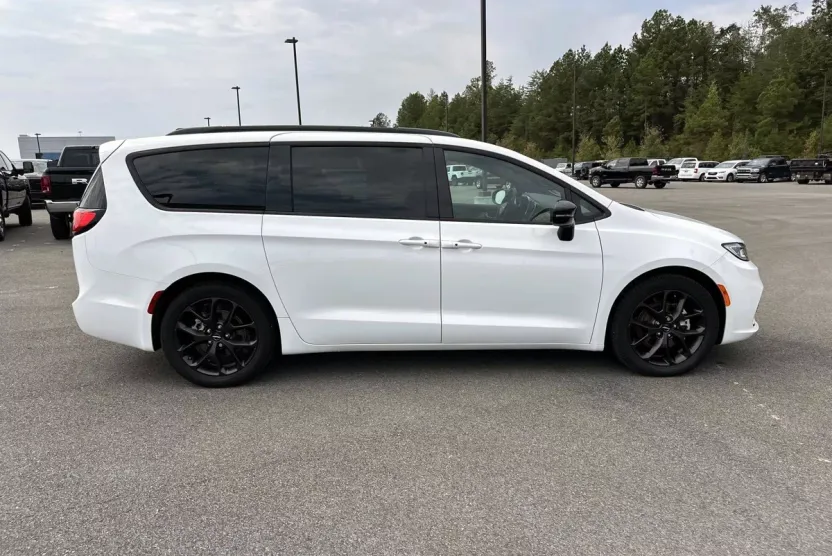 2024 Chrysler Pacifica Touring L photo 1