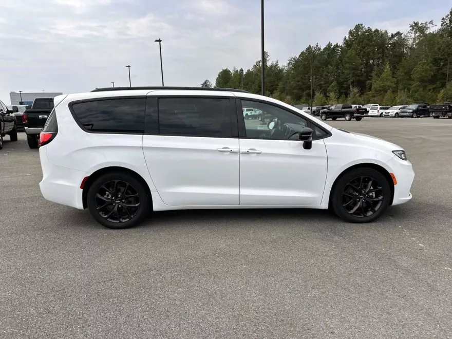 2024 Chrysler Pacifica Touring L photo 1