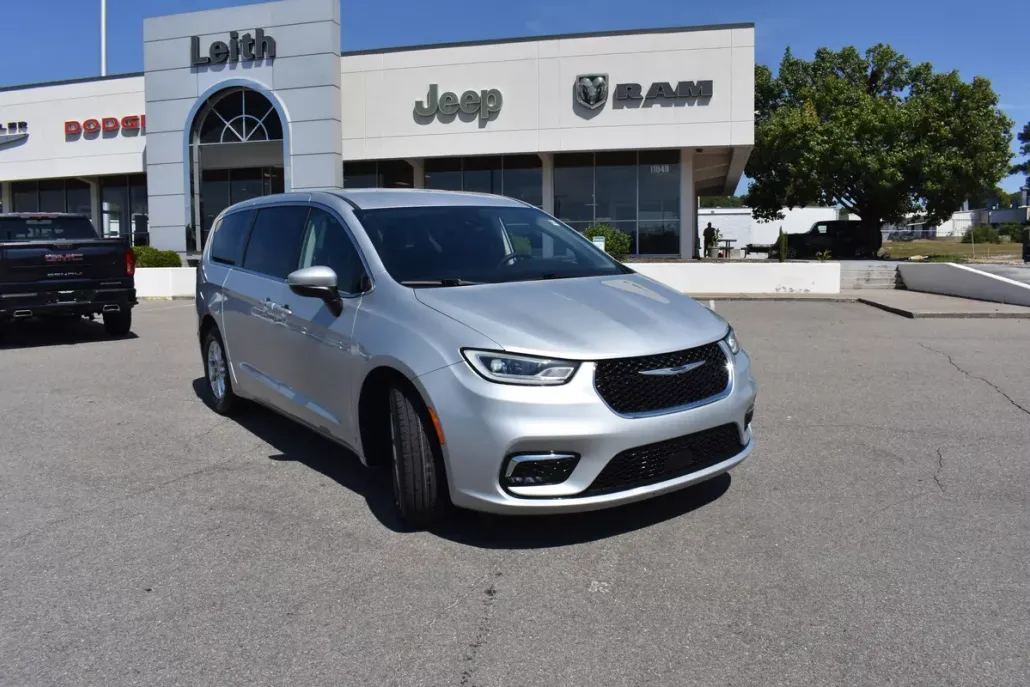 2023 Chrysler Pacifica Touring L photo 1